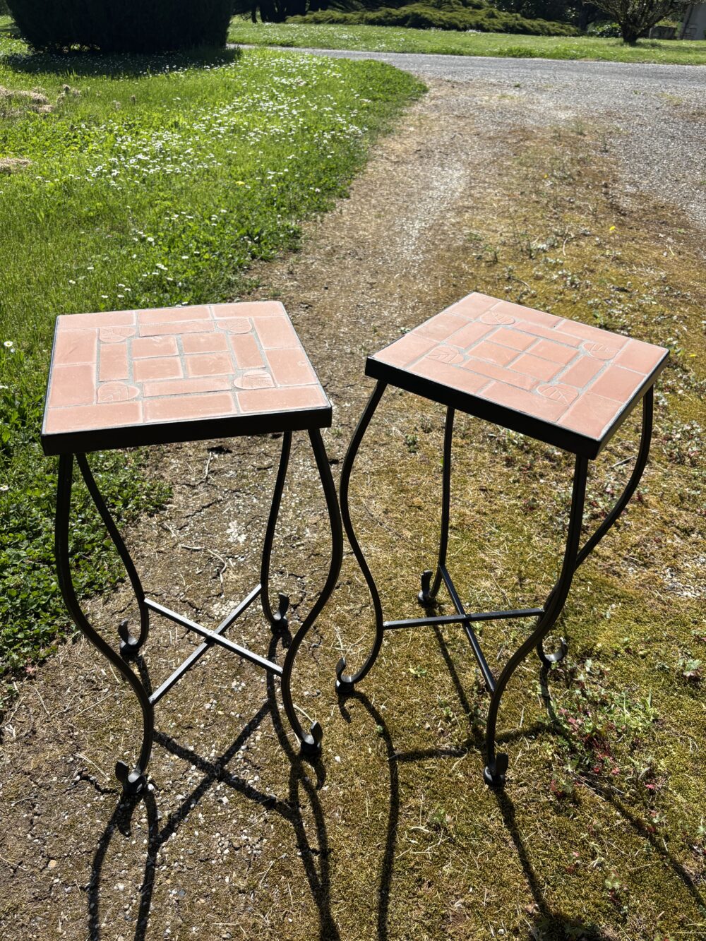 🌿 Paire de supports à pots en fer forgé – Plateau carrelé.