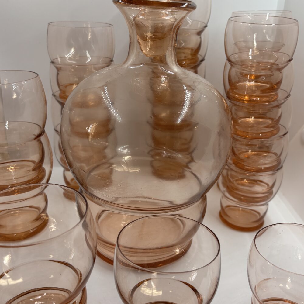 Service vintage carafe et verrines – Verre teinté ambre.