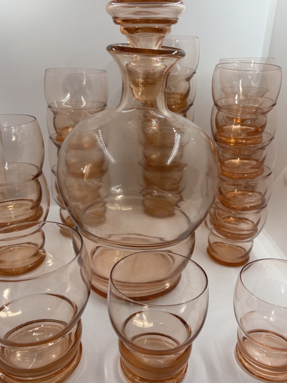 Service vintage carafe et verrines – Verre teinté ambre.