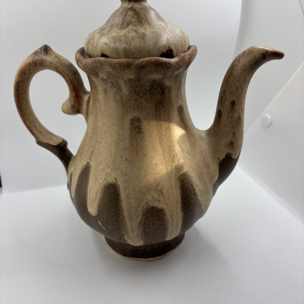 Cafetière en céramique signée Valoris.