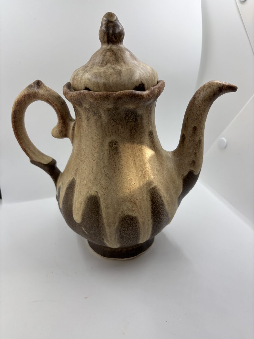 Cafetière en céramique signée Valoris.