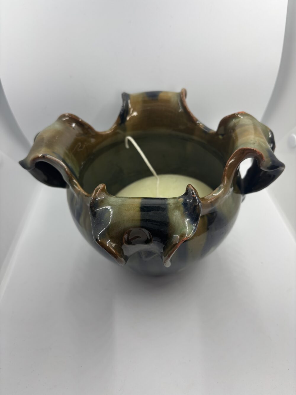 Bougie artisanale dans poterie vintage émaillée