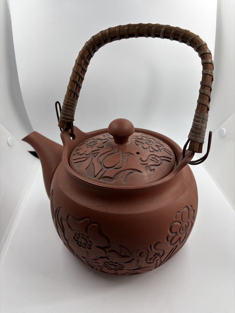 Théière en terre cuite gravée – Style traditionnel